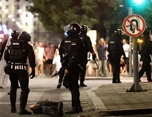 ПОВРИЈЕЂЕНО 19 ПОЛИЦАЈАЦА, ДВОЈИЦА ТЕЖЕ