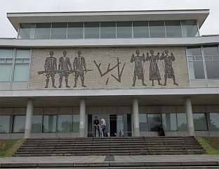 МУШКАРАЦ БАЦИО МОЛОТОВЉЕВ КОКТЕЛ НА МУЗЕЈ ЈУГОСЛАВИЈЕ