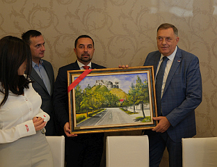 ЈЕРИНИЋ УРУЧИО ДОДИКУ СЛИКУ ГРАДИНЕ