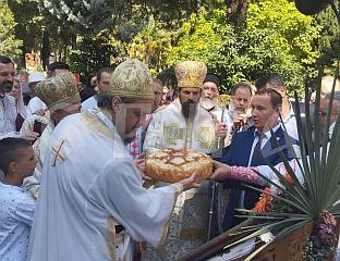СЛОМЉЕН СЛАВСКИ КОЛАЧ, ОСВЕШТАНО ГРОЖЂЕ