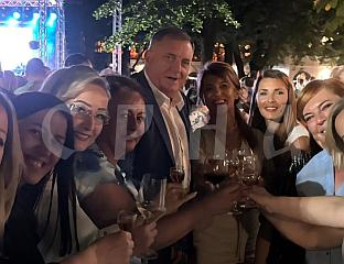 ПРЕДСЈЕДНИК ДОДИК ЗАЈЕДНО СА ТРЕБИЊКАМА И ХЕРЦЕГОВКАМА НА КОНЦЕРТУ НИКОЛЕ РОКВИЋА