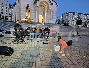 УЛИЧНИ СВИРАЧИ У ХУМАНИТАРНОЈ МИСИЈИ ЗА ПОМОЋ ДЈЕЧАКУ МАРКУ ПАВЛОВИЋУ
