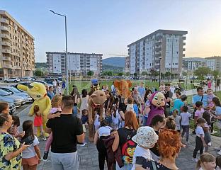 МАЛИШАНИ СЕ ЗАБАВЉАЛИ СА МАСКОТАМА