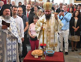 СЛУЖЕНА ПРВА АРХИЈЕРЕЈСКА ЛИТУРГИЈА У НОВОПРОГЛАШЕНОМ МАНАСТИРУ У ГУБИНУ