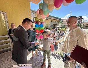 У ДВИЈЕ ШКОЛЕ 117 ПРВАКА, БЕСПЛАТНЕ КЊИГЕ ЗА СВЕ ОСНОВЦЕ, ПРВАЧИЋИМА ПО 100 КМ