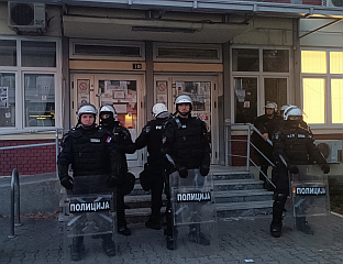 ЈЕДАН ПОЛИЦАЈАЦ ПОВРИЈЕЂЕН У НЕРЕДИМА, ТРИ ОСОБЕ УХАПШЕНЕ