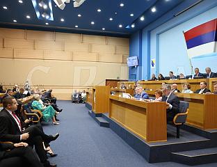 ПОСЛАНИЦИ ОПОЗИЦИОНИХ СДС-а  И ПДП-а  НАПУСТИЛИ  САЛУ