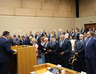 MEMBERS OF THE NEW GOVERNMENT TAKE SOLEMN OATH