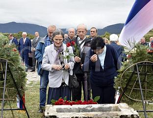 ПОЛОЖЕНИ ВИЈЕНЦИ У СПОМЕН-ПАРКУ У ГАРАВИЦАМА