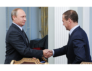 ПУТИН ОДЛИКОВАО МЕДВЕДЕВА ОРДЕНОМ ЗА ЗАСЛУГЕ ЗА ОТАЏБИНУ