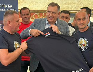ДОДИК ПОЗВАО ГРАЂАНЕ ДА СУТРА ПОНОСНО ИСТАКНУ СРПСКЕ ТРОБОЈКЕ