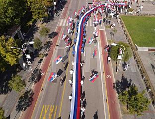 UNFURLING OF LARGE TRICOLOR, DODIK WELCOMED IT IN FRONT OF PRESIDENTIAL PALACE