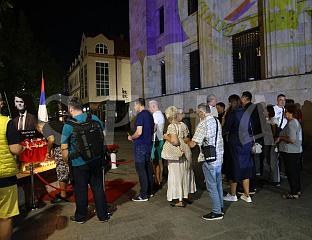 ИСПРЕД ПАЛАТЕ РЕПУБЛИКЕ УПАЉЕНЕ СВИЈЕЋЕ ЗА ЧАРЛИЈА КИРКА