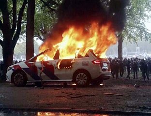 У ХАГУ ПРИВЕДЕНО НАЈМАЊЕ 30 ЉУДИ, ДЕМОНСТРАНТИ НАПАЛИ ПОЛИЦИЈУ