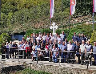 ЧЛАНОВИ УДРУЖЕЊА ПЕНЗИОНЕРА ОДАЛИ ПОЧАСТ УБИЈЕНИМ СРБИМА У СТАРОМ БРОДУ