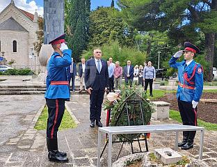 MINIĆ PAYS TRIBUTE TO FALLEN SERB SOLDIERS