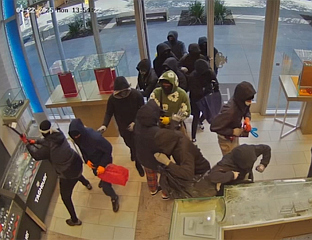 ДВАДЕСЕТ МАСКИРАНИХ ЉУДИ ОПЉАЧКАЛО ЗЛАТАРУ