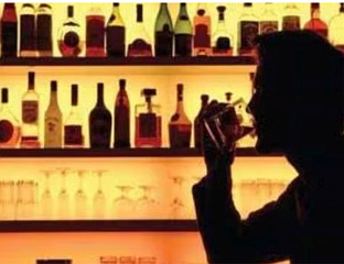 УМРЛО 11 ЉУДИ ОД ТРОВАЊА ЈЕФТИНИМ АЛКОХОЛНИМ ПИЋЕМ