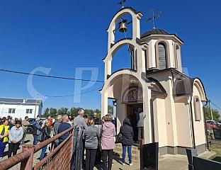 ВЛАДИКА ФОTИЈЕ У ШКАРИЋУ ОСВЕШTАО КАПЕЛУ СВЕTИХ СРПСКИХ НОВОМУЧЕНИКА ЈАСЕНОВАЧКИХ