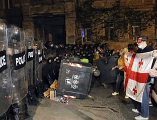 ПОЛИЦИЈА ПОТИСНУЛА ДЕМОНСТРАНТЕ СА ТРГА БЛИЗУ ПРЕДСЈЕДНИЧКЕ РЕЗИДЕНЦИЈЕ