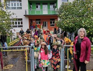 ДЕФИЛЕ ОСНОВАЦА У КОСТИМИМА КОЈИ СИМБОЛИЗУЈУ ЈЕСЕН