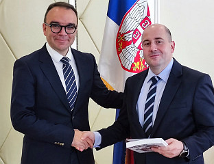 АМБАСАДОР ВРАЊЕШ УРУЧИО КОЗАРЕВУ ДРУГИ ДИО МОНОГРАФИЈЕ "НАША ИСПОВИЈЕСТ 2"