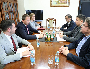 СЕЛАК: НАЈБОЉИ СТУДЕНТИ ПРАВА ДА СЕ УСАВРШАВАЈУ У ИНСТИТУЦИЈАМА СРПСКЕ