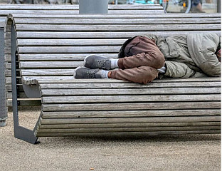 РАСТЕ БРОЈ БЕСКУЋНИКА, НА УЛИЦАМА СПАВА ВИШЕ ОД МИЛИОН ЉУДИ