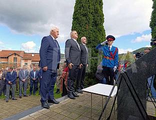ПОЛОЖЕНИ ВИЈЕНЦИ КОД СПОМЕН-ОБИЉЕЖЈА МАСОВНЕ ГРОБНИЦЕ