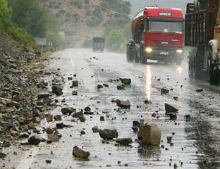 КОЛОВОЗИ МЈЕСТИМИЧНО МОКРИ, УЧЕСТАЛИ ОДРОНИ