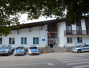 У ШИПОВУ ГОРИО АУТОМОБИЛ, НЕМА ПОВРИЈЕЂЕНИХ