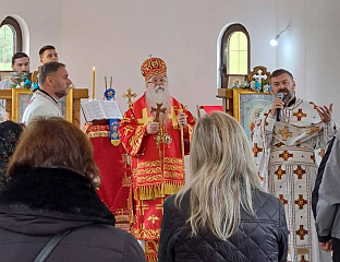 СЛУЖЕНА ПРВА ЛИТУРГИЈА У НОВОИЗГРАЂЕНОМ ХРАМУ У БАРАМА