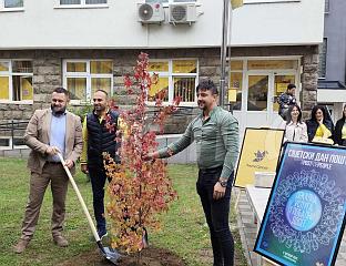 ОБИЉЕЖАВАЊЕ ПОЧЕЛО ЗАСАЂИВАЊЕМ ДРВЕТА ИСПРЕД БРАТУНАЧКЕ ПОШТЕ