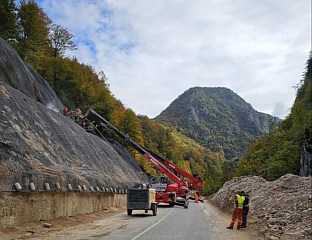 УСПОРЕН САОБРАЋАЈ ЗБОГ САНАЦИЈЕ КЛИЗИШТА У СИЈЕРАЧКИМ СТИЈЕНАМА