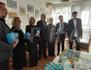 КЊИЖЕВНИК ИДО НЕТАНЈАХУ ДОНИРАО КЊИГЕ БАЊАЛУЧКОЈ ОШ "ИВО АНДРИЋ"