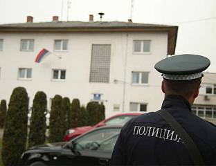 ШЕСТ УХАПШЕНИХ, НАПАЛИ ПОЛИЦИЈУ, ОШТЕТИЛИ СЛУЖБЕНО ВОЗИЛО