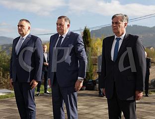 ДОДИК, МИНИЋ И КАРАН ПОЛОЖИЛИ ВИЈЕНЦЕ НА ВОЈНИЧКОМ ГРОБЉУ У МИЉЕВИЋИМА