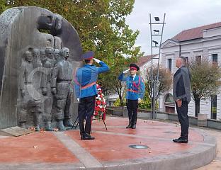 МИНИЋ ПОЛОЖИО ВИЈЕНАЦ КОД СПОМЕН-ОБИЉЕЖЈА ПОГИНУЛИМ БОРЦИМА ВРС У ДЕРВЕНТИ