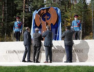 СВЕЧАНО ОТКРИВЕН СПОМЕНИК ПОСВЕЋЕН СТВАРАОЦИМА И БРАНИОЦИМА РЕПУБЛИКЕ СРПСКЕ