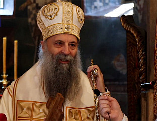 ПАТРИЈАРХ ПОРФИРИЈЕ ОСВЕШТАО ХРАМ СВЕТОГ САВЕ У ДЕЖЕВИ, МЈЕСТУ РОЂЕЊА ПРВОГ СРПСКОГ АРХИЕПИСКОПА