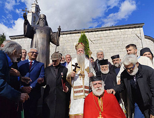 ОСВЕШТАН СПОМЕНИК БЛАЖЕНОПОЧИВШЕМ МИТРОПОЛИТУ АМФИЛОХИЈУ