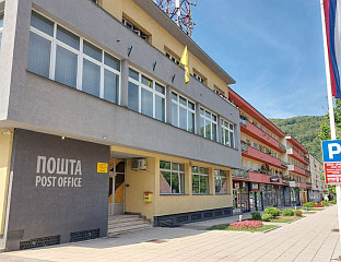 РАДНИК ПОШТЕ РАЊЕН ИЗ ВАЗДУШНЕ ПУШКЕ ПРИ ПРЕТОВАРУ ПОШИЉКЕ