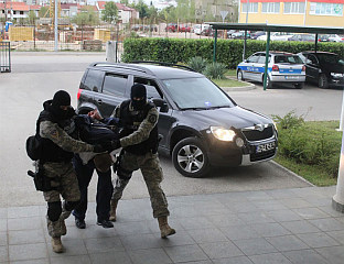 УХАПШЕНИ ОСУМЊИЧЕНИ ЗА ПОДВОЂЕЊЕ МАЛОЉЕТНИЦА, МЕЂУ ЊИМА ПОЛИЦАЈЦИ И УНИВЕРЗИТЕТСКИ ПРОФЕСОР