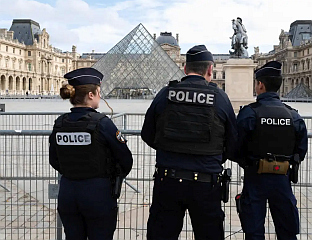 УХАПШЕН И ТРЕЋИ ОСУМЊИЧЕНИ ЗА ПЉАЧКУ ДРАГУЉА У ЛУВРУ