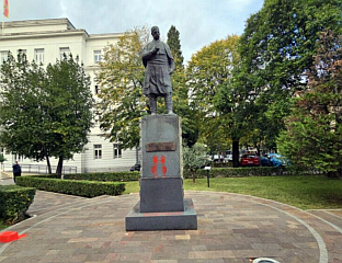 ОШТЕЋЕН СПОМЕНИК МАРКУ МИЉАНОВУ У ПОДГОРИЦИ