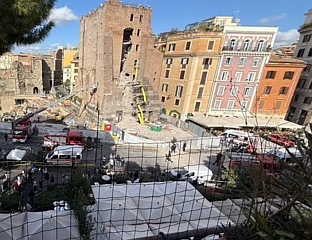 ВАТРОГАСЦИ САТИМА ПОКУШАВАЈУ ДА ИЗВУКУ РАДНИКА ИСПОД РУШЕВИНА КОД КОЛОСЕУМА