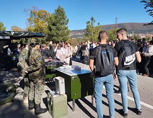 СРЕДЊОШКОЛЦИ ПОСЈЕTИЛИ БИЛЕЋКУ КАСАРНУ