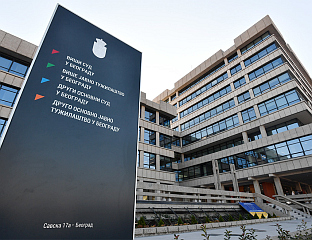 ДРЖАВЉАНКА БиХ ПОКУШАЛА НОЖЕМ ДА УБИЈЕ ПОЛИЦАЈЦА