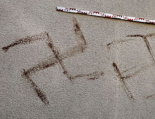 ШИРОМ ГРАДА ИСЦРТАНИ КУКАСТИ КРСТОВИ ЉУДСКОМ КРВЉУ