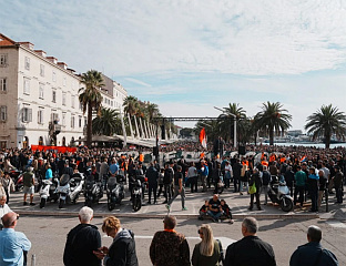 "ТОРЦИДА" УЗ УСТАШКИ ПОВИК ПРОТЕСТУЈЕ ЗБОГ ПРИТВОРА ДЕВЕТОРИЦИ МУШКАРАЦА